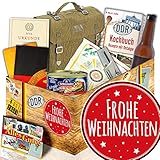 OSTPRODUKTE in GESCHENKBOX: Original Reservistentuch NVA, Dosenöffner DDR NVA, Halberstädter Schmalzfleisch 300g, 1 Flasche Überraschungsbier (z.B. Lübzer - wir behalten uns in Einzelfällen vor auch andere ähnliche Biermarken zu versenden), Tragetasche der NVA DDR, DDR Fahne original 60x40cm und eine NVA Urkunde. Inkl. anlassbezogener Geschenkverpackung. Diese DDR Box ist wiederverschließbar. Das perfekte DDR-Geschenk für alle NVA ler