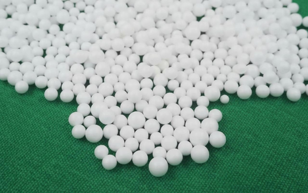 D. & D. Polystyrène (250 litres) Sac de billes de polystyrène expansé autoextinguibles pour le rembourrage de poufs, fauteuils et coussins, diamètre de 2 à 8 mm - Garnissage pour poufs en plastique