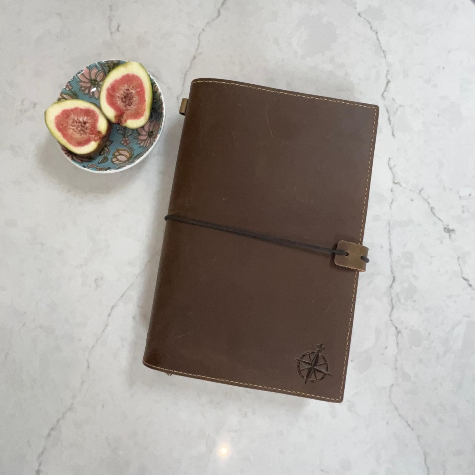 WANDERINGS Cuaderno de Viaje Tamaño A5 con Bolsillos - 6" x8,5/15 cm x 22 cm - Diario de Viaje Recargable - Hecho a mano, Cuaderno de Cuero Premium, Incluye Recargas de Papel en Blanco de 120 GSM