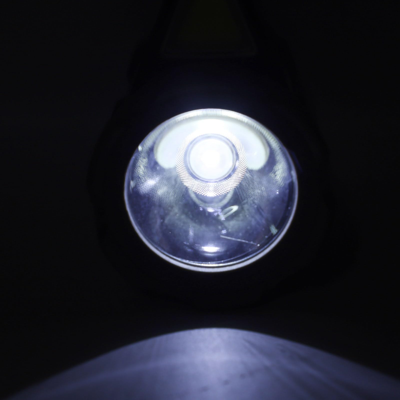 Akumulatorowa latarka punktowa Vomeko, lampa ręczna Mocny reflektor, do biwakowania, pieszych wędrówek, zajęć na świeżym powietrzu, dekoracji domu, konserwacji sprzętu