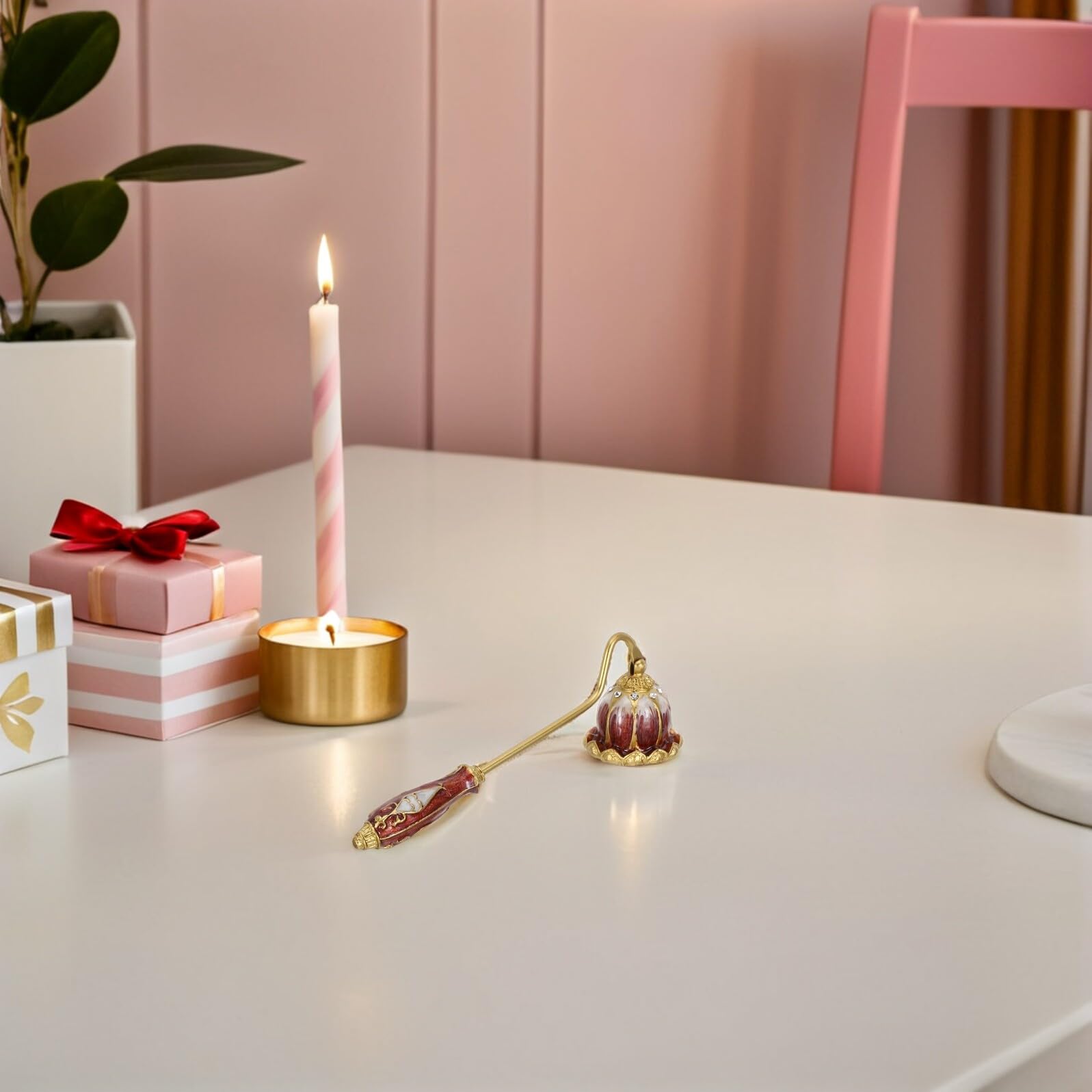 Ciieeo Kerzenlöscher Lotusform Retro-Design Metalldocht für Sicheres Löschen Langer Griff Rauchreduzierung Dochtschneider Wohnaccessoire Kerzenzubehör