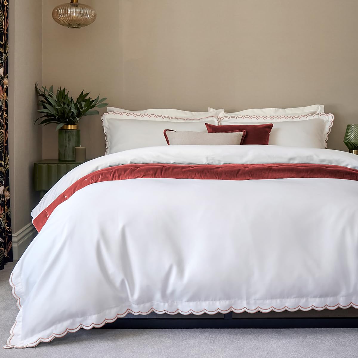 Christy White Scallop Edge Cotton Sateen Duvet Sets In | Size: Double
