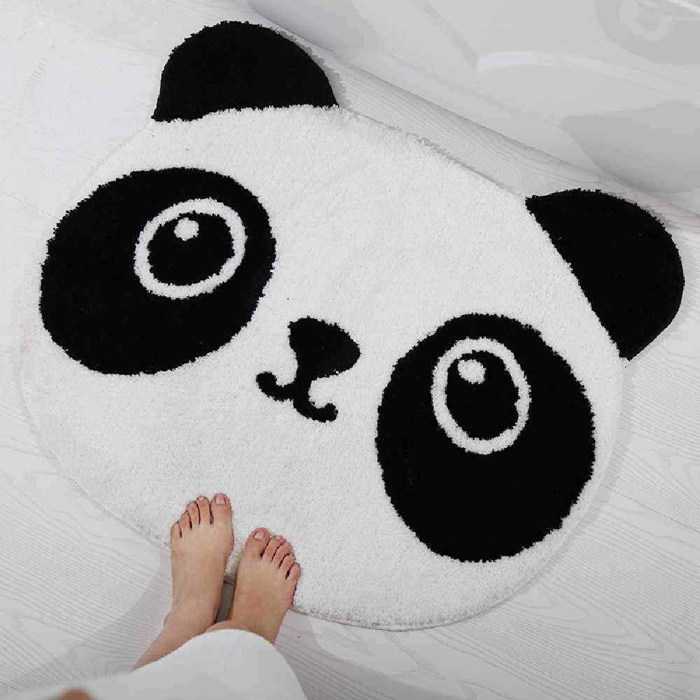Chambre enfant chaleureuse avec le grand tapis panda antidérapant de chevet
