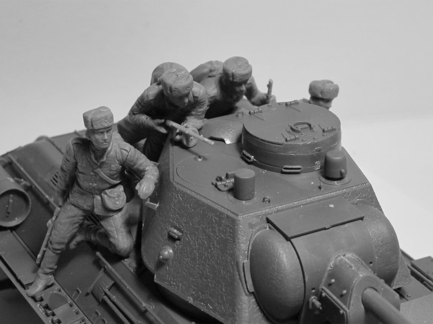 Amazon | ICM 1/35 ソビエト陸軍 戦車搭乗兵 1943-1945 プラモデル