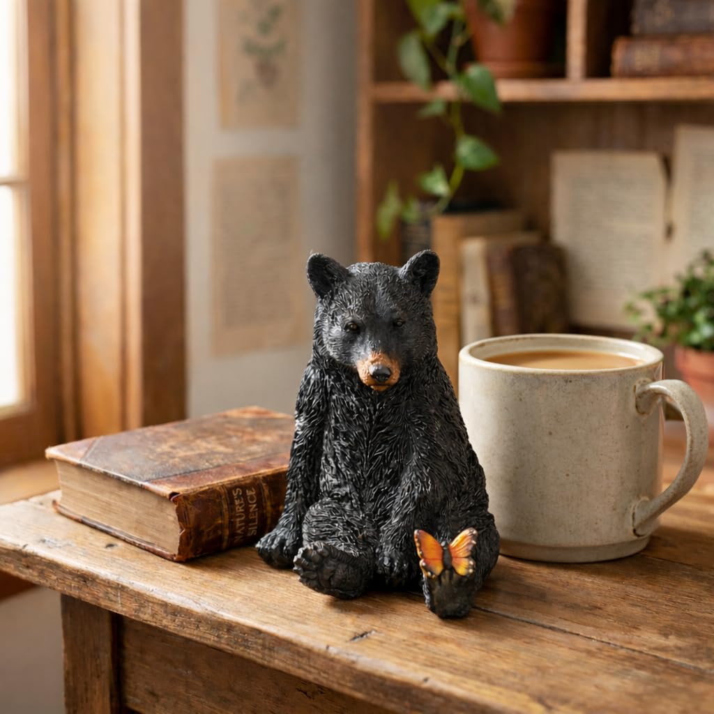 The Bridge Collection Figura decorativa de oso negro con detalle de mariposa, decoración rústica de vida silvestre para cabaña o cabaña, estatua de oso negro estilo cabaña con dije juguetón