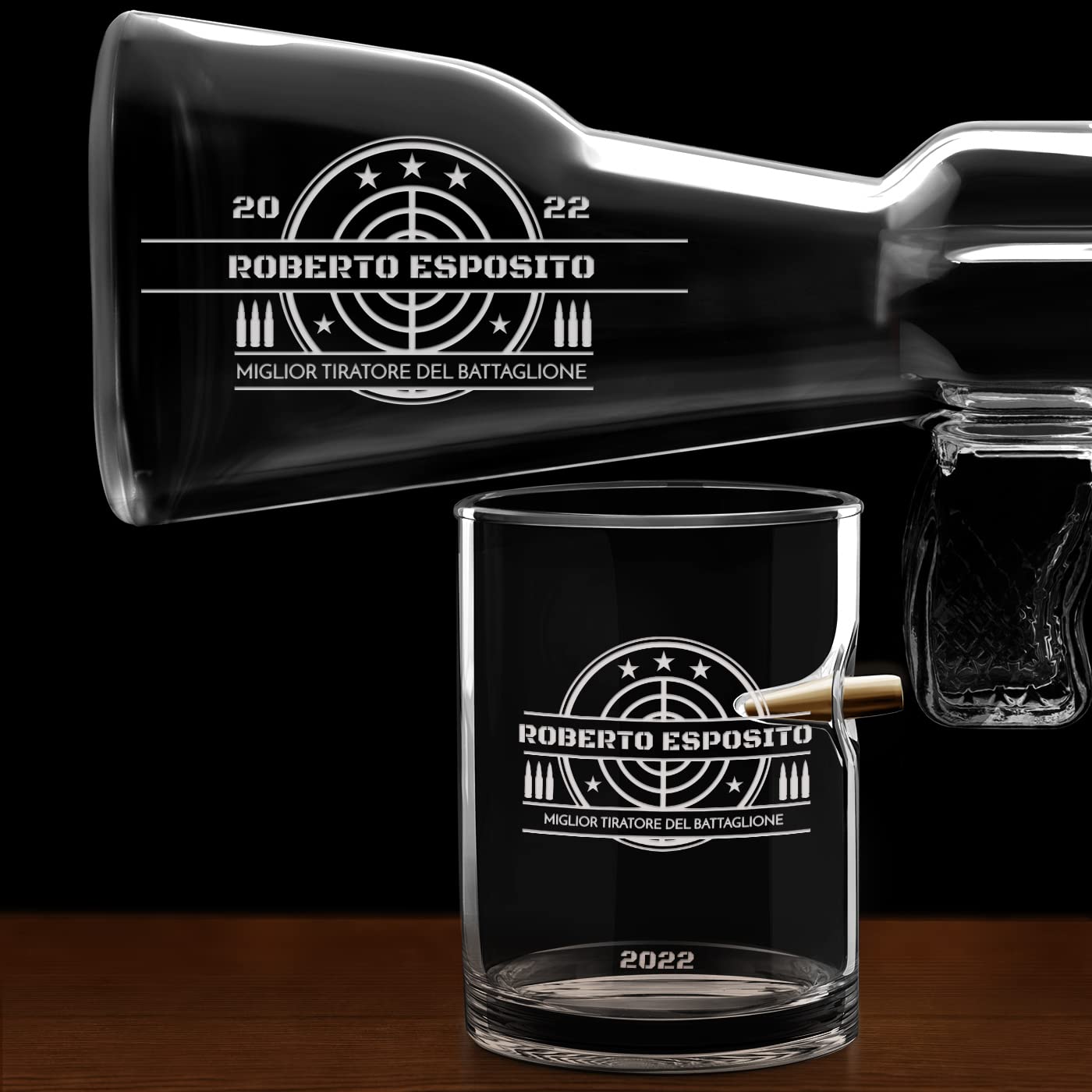 Maverton Caraffa per whisky in vetro a forma di fucile - incisione personalizzata - Decanter in vetro da 800 ml + 4 bicchieri da 300 ml - Set bicchieri whisky - idea regalo per Lui - tiratore