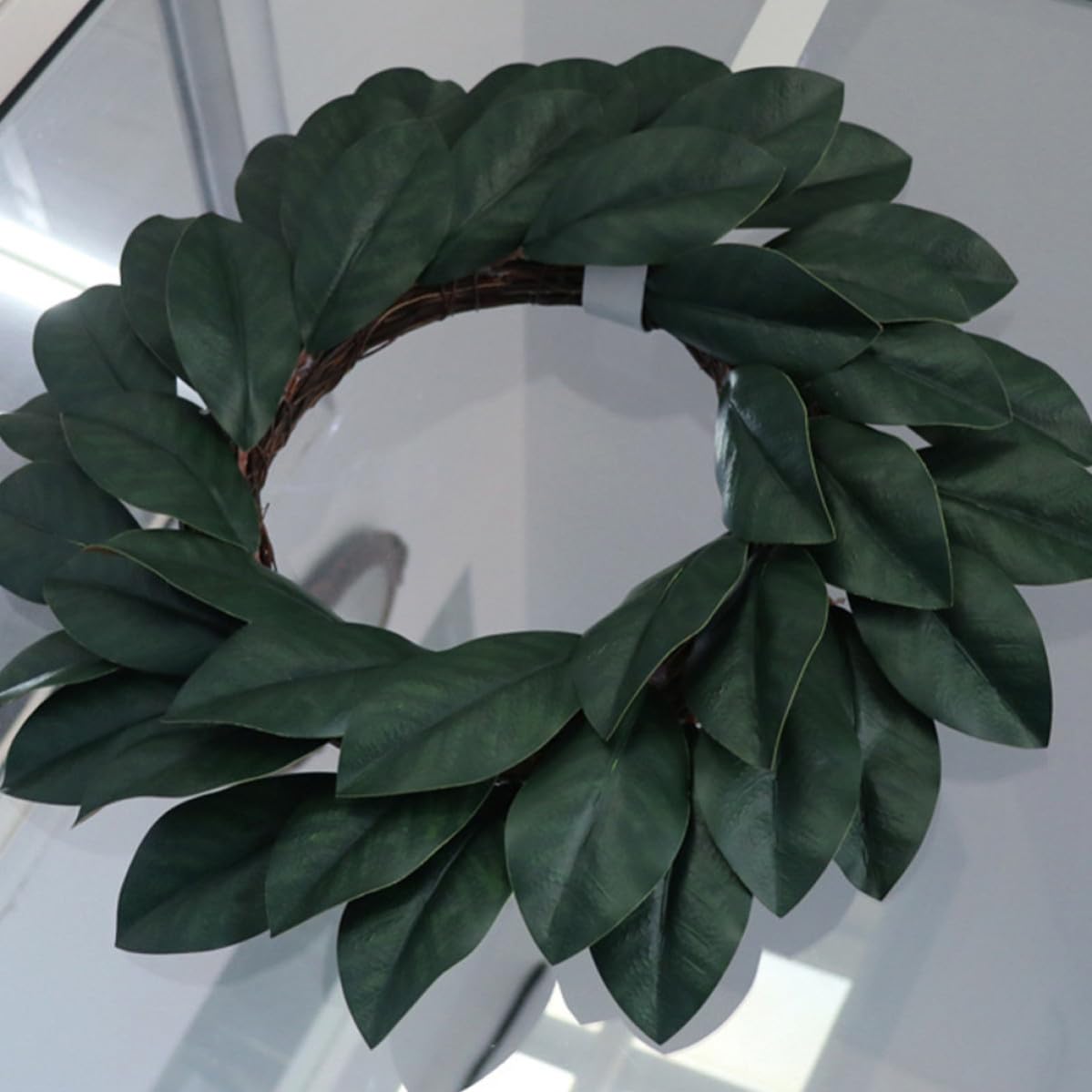 CLISPEED Naturgetreuer Magnolienkranz aus Kunststoff und Rattan Lebensechte Grüne Blätter Dekorativer Türkranz für Festliche Wanddekoration und Foto Requisiten