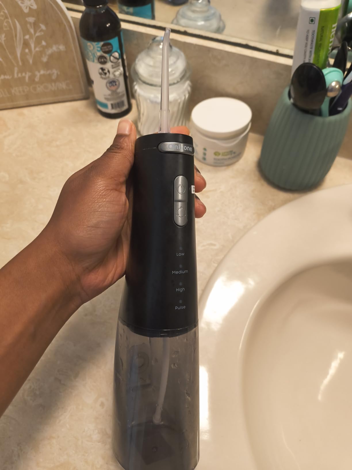 Irrigador dental portátil en uso