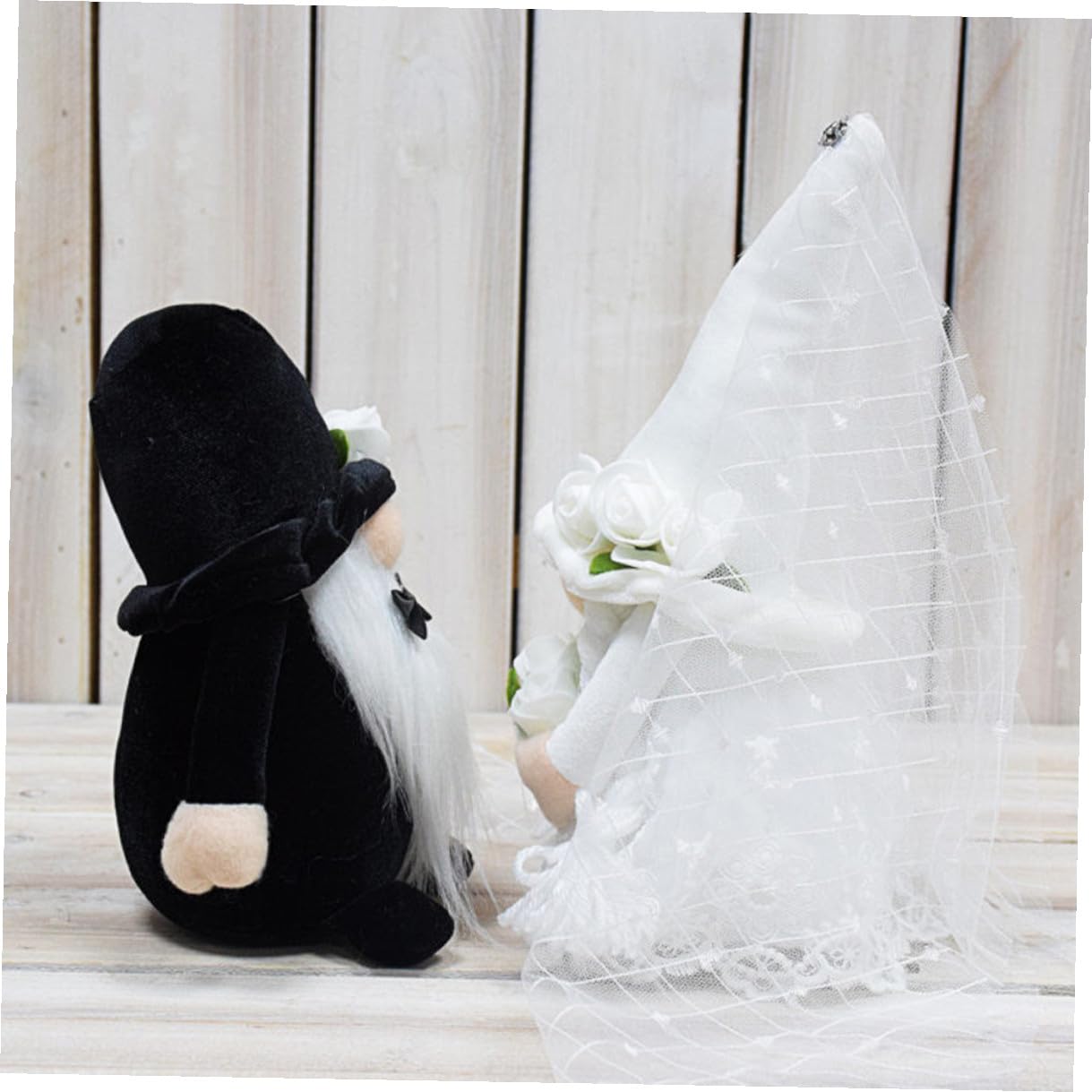 GARVALON Hochzeitsgnome Plüsch Zwergfiguren 2 Stück Braut und Bräutigam Dekoration Tischdeko für Hochzeitsfeier Innenbereich 15cm Groß Romantische Atmosphäre