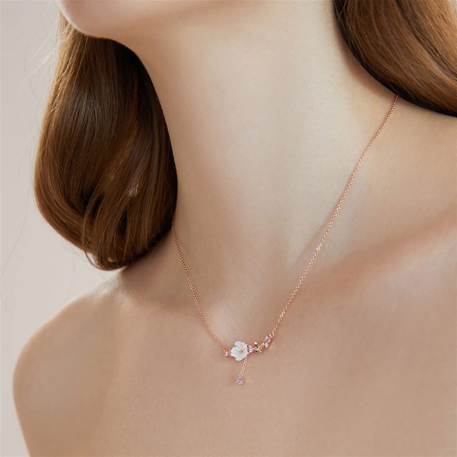Collares colgantes Collar de flores de mariposa de plata 925 Accesorios de cadena de clavícula de lujo ligeros dulces y encantadores para mujeres