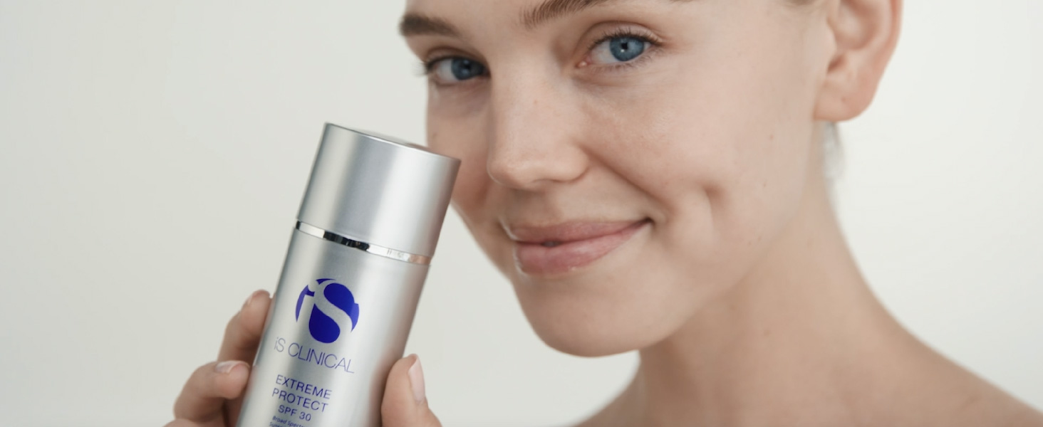 iS CLINICAL Extreme Protect SPF 30 Sunscreen, Everyday Moisturizer with SPF, Hydrating Treatment Sunscreen