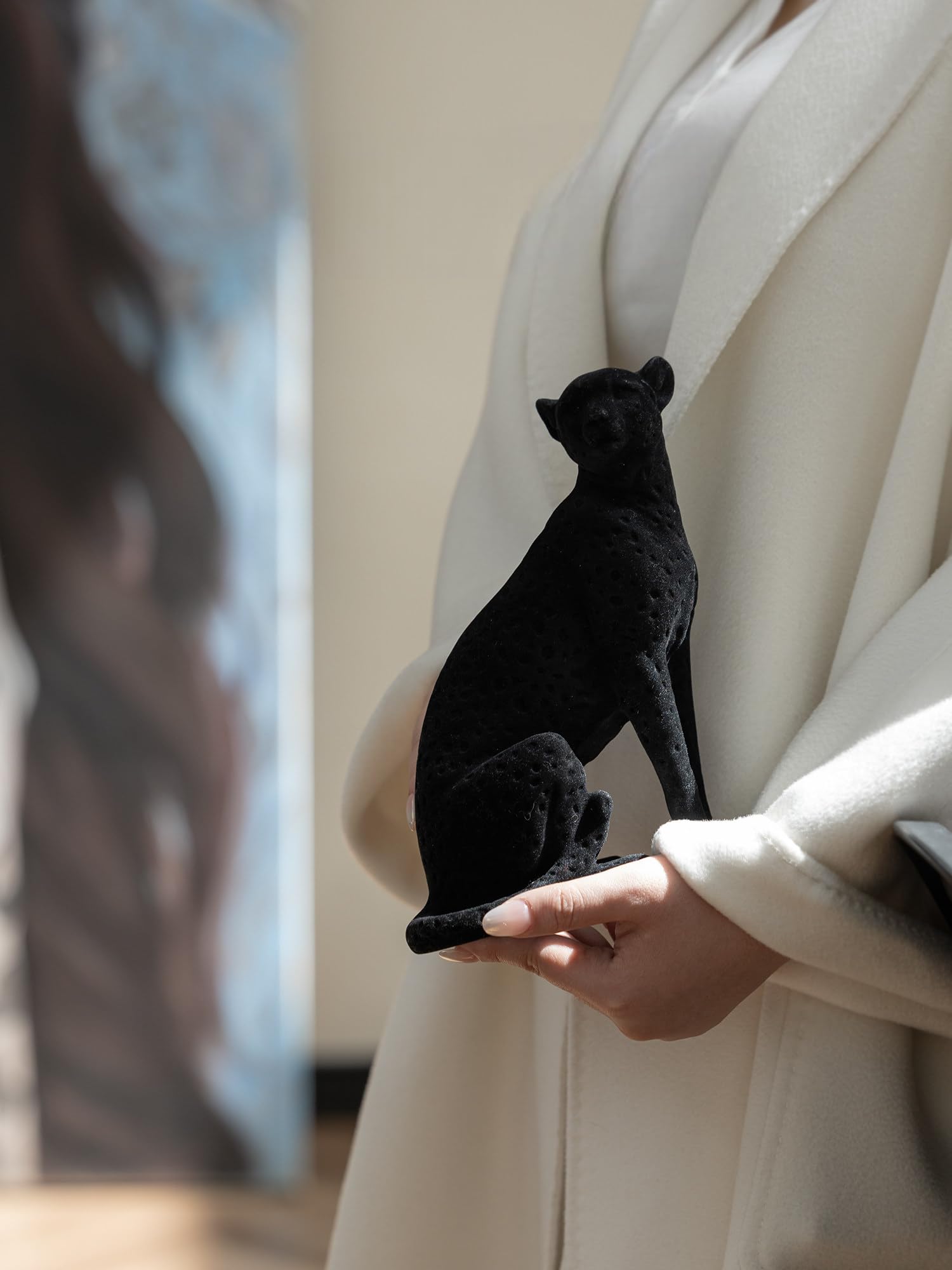 Statuetta di pantera nera di lusso, scultura animale moderna con finitura in velluto, elegante decorazione per la casa, statua di pantera contemporanea accento soggiorno