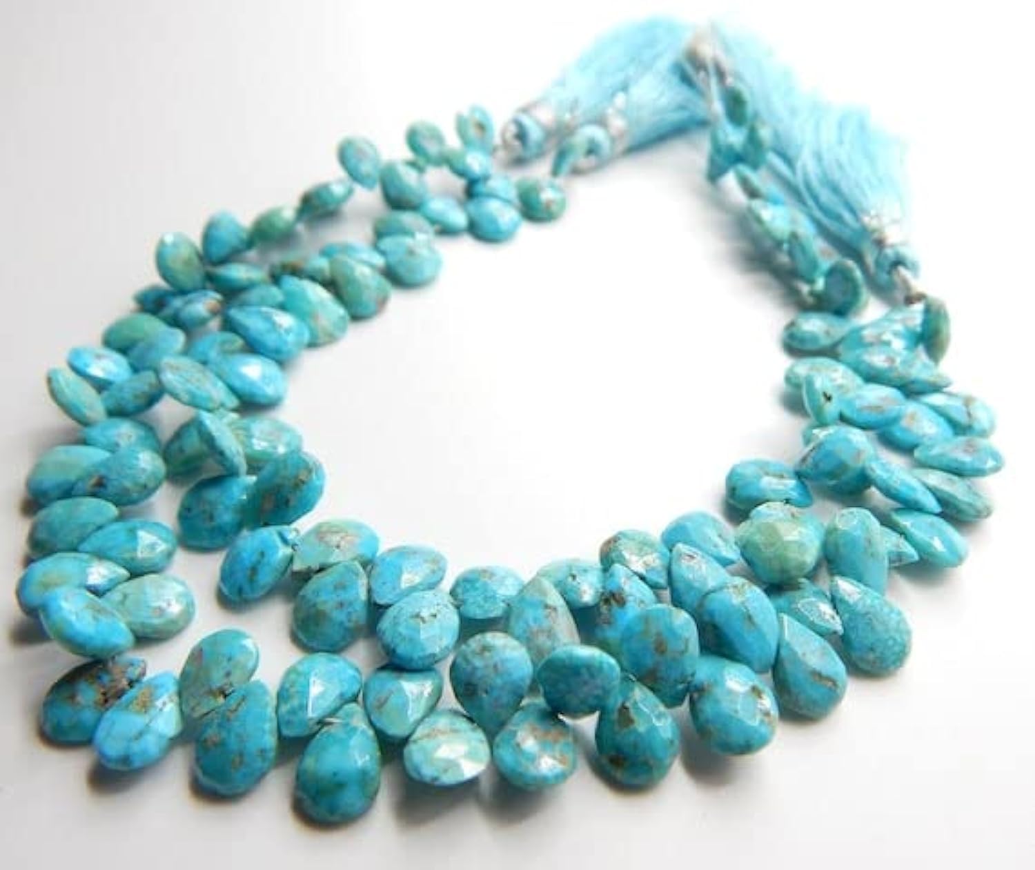 Turquoise Sleeping Beauty en perles facettées pour vos looks d'été
