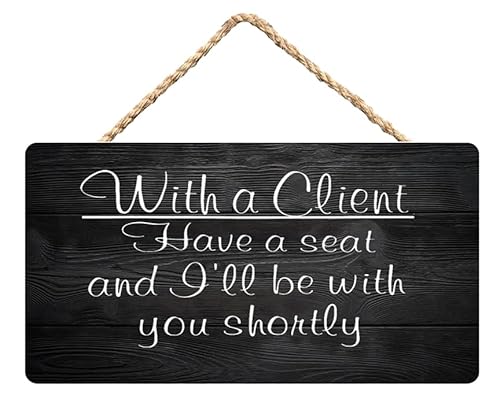 KoneFeco Panneau en bois amusant pour maison – Plaques rustiques à suspendre de 20,3 x 25,4 cm avec inscription « With A Client Have A Seat And I'Ll Be With You Shortly »