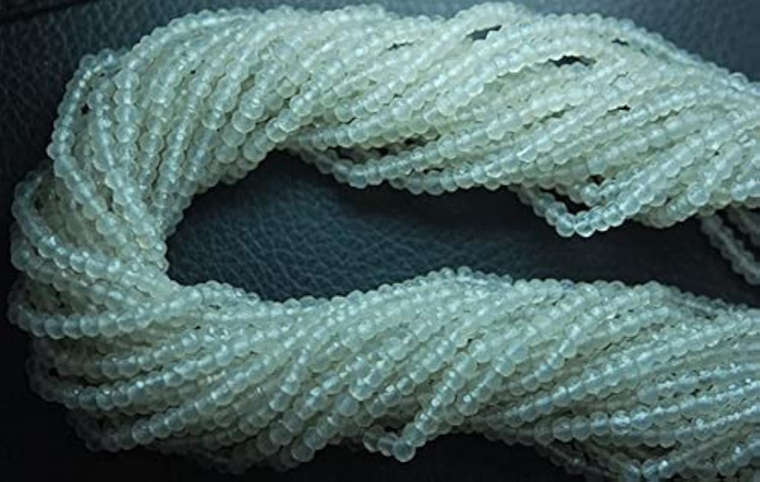 Chalcédoine blanche en fil de perles facettées pour créer vos bijoux du quotidien
