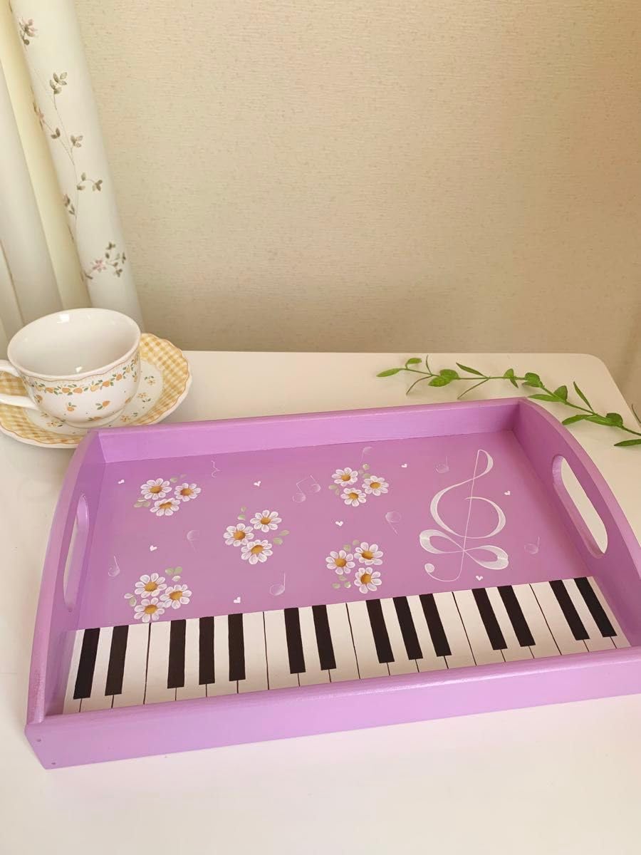 お花と音符を散りばめたピアノ鍵盤模様のトレー　ピアノ雑貨　おぼん お花と音符を散りばめたピアノ鍵盤模様のトレー ピアノ雑貨 おぼん