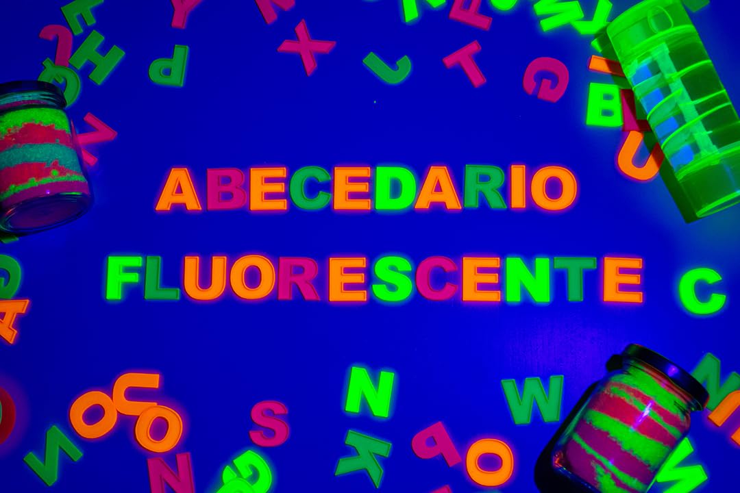 Abecedario Fluorescente en mayúsculas - 94 Letras - Letras neón Que Brillan con luz Negra - Material para luz Negra