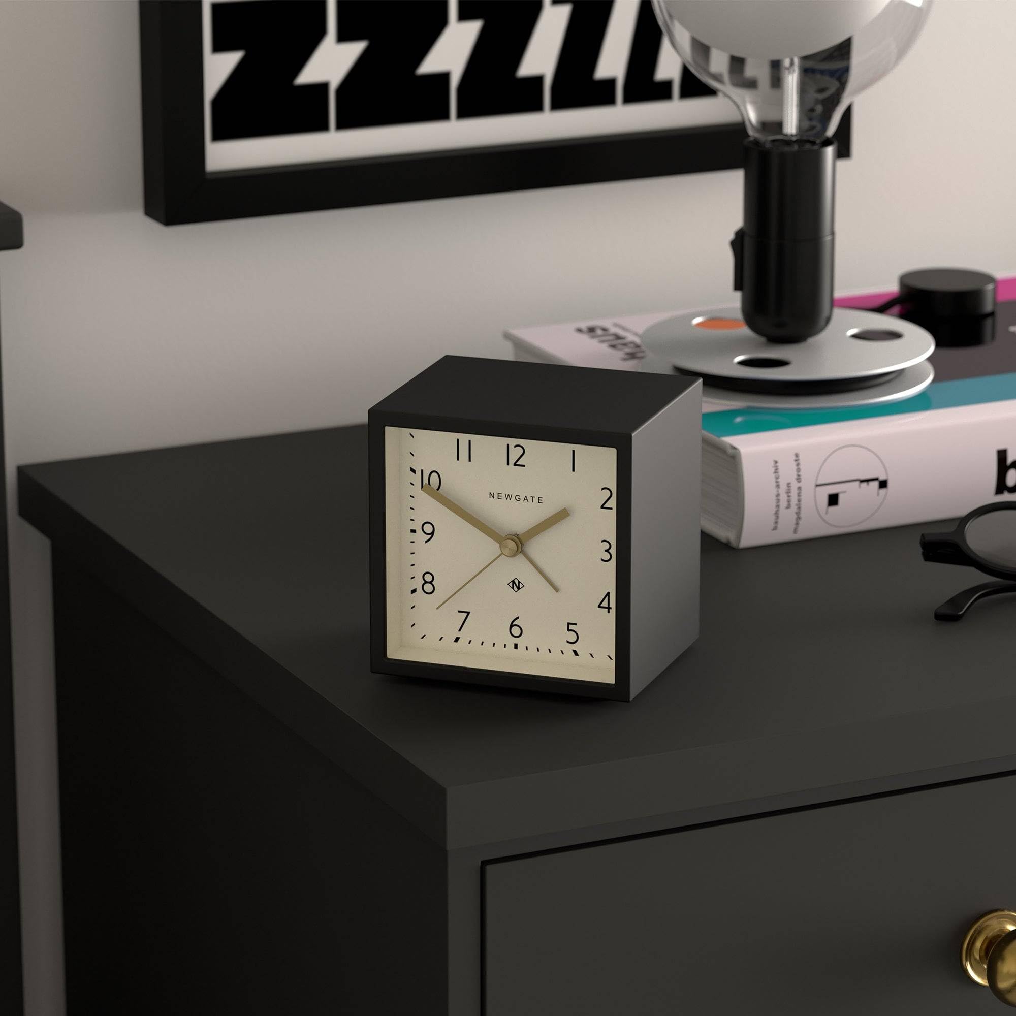 Newgate® Equinox wekker | Ontwerp-geleide kubusvormige moderne alarmen | Zwart | Ideaal voor bedkant, bureau, plank en schouw | Slaapkamer- en kantooraccessoire uit het midden van de eeuw
