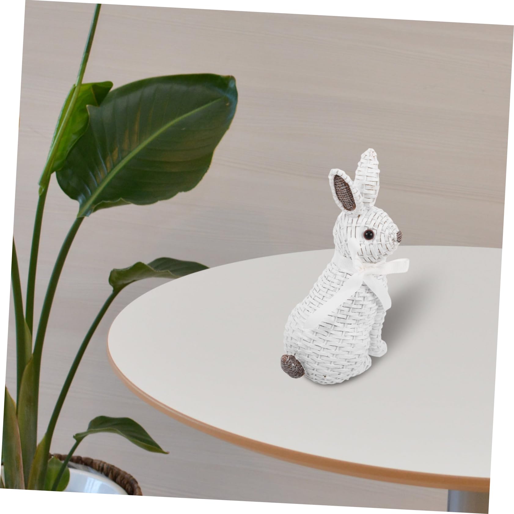 BESTOYARD Figura de Conejo de Pascua en Resina Color Claro con Lazo, Decoración Versátil para Jardín y Hogar en Estilo Europeo, Adecuado para Ambientar Espacios Infantiles
