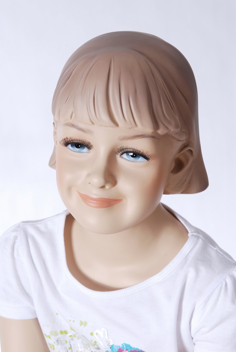 TonHan BB-13 Schaufensterpuppe Mädchen Kind. Hautfarbe sitzend schick modern. Modellierte Frisur