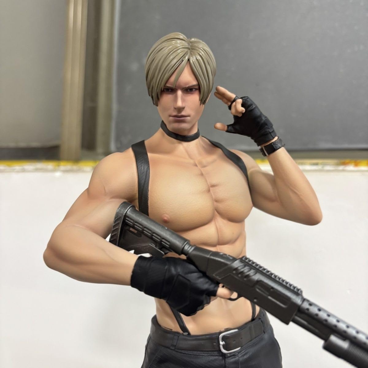 REOZIGN Leon-Figur, nackter Torsojäger, Leon Scott Kennedy, Anime, 32 cm, aus PVC, Handwerk, Souvenirs für Anime-Fans, Geschenke