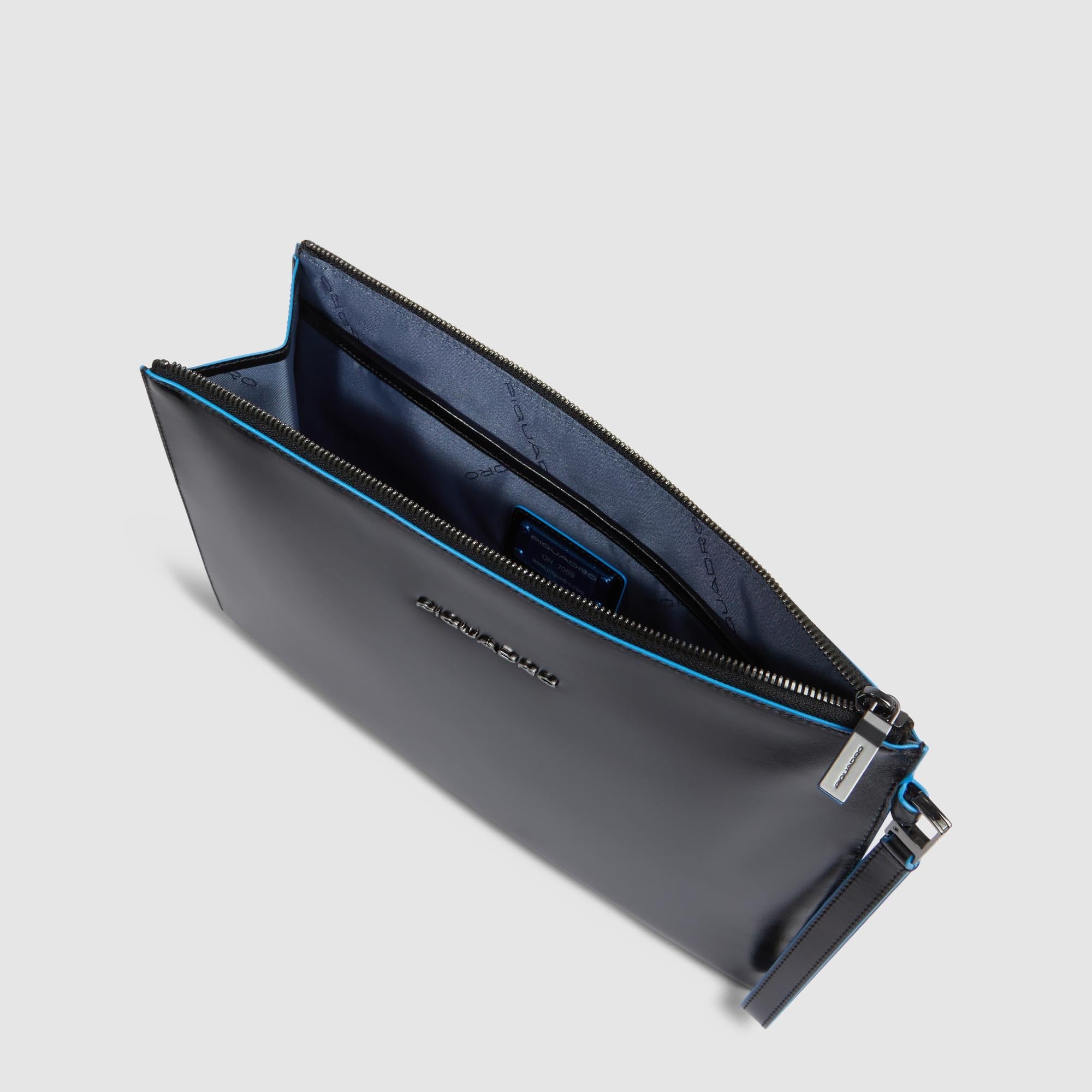 PIQUADRO - Pochette Porta Tablet Mini in Pelle Blue Square - Uomo - Nero | Manico rimovibile, Tasche interne, Piccoli device, Ufficio, Trasferte, Cinturino da polso