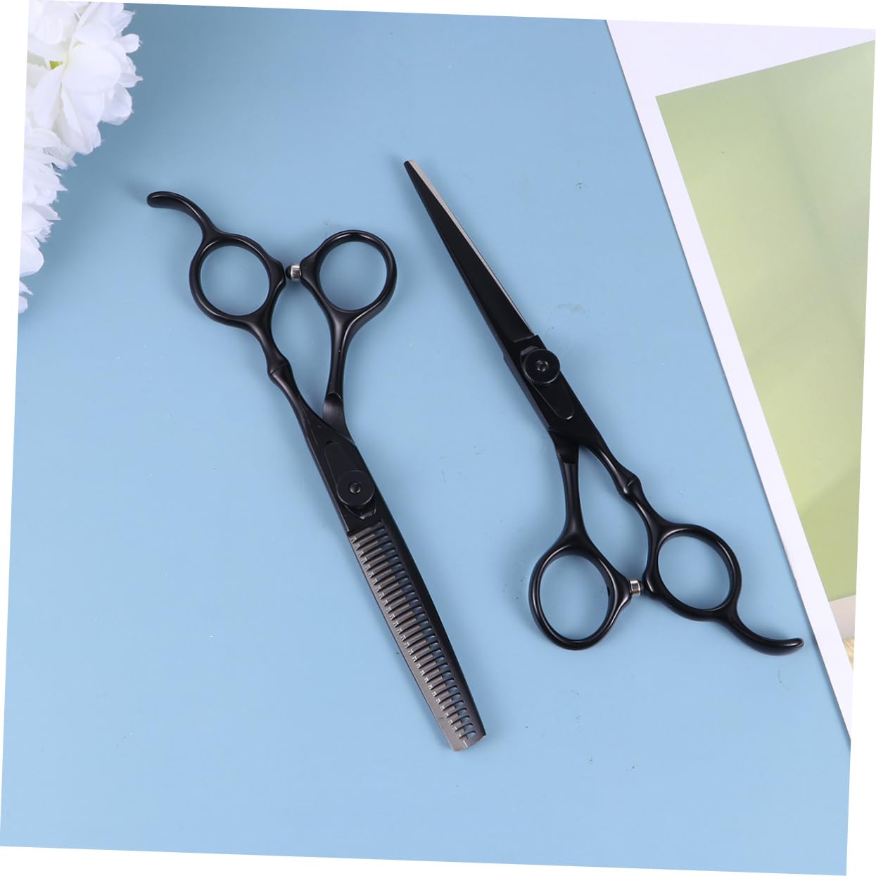 Set Forbici Parrucchiere Professionali 2 Pezzi in Acciaio Inox | Nero, Impugnatura Easy Grip e Pettine Incluso, per Uso Domestico e Salone, Resistente alla Ruggine