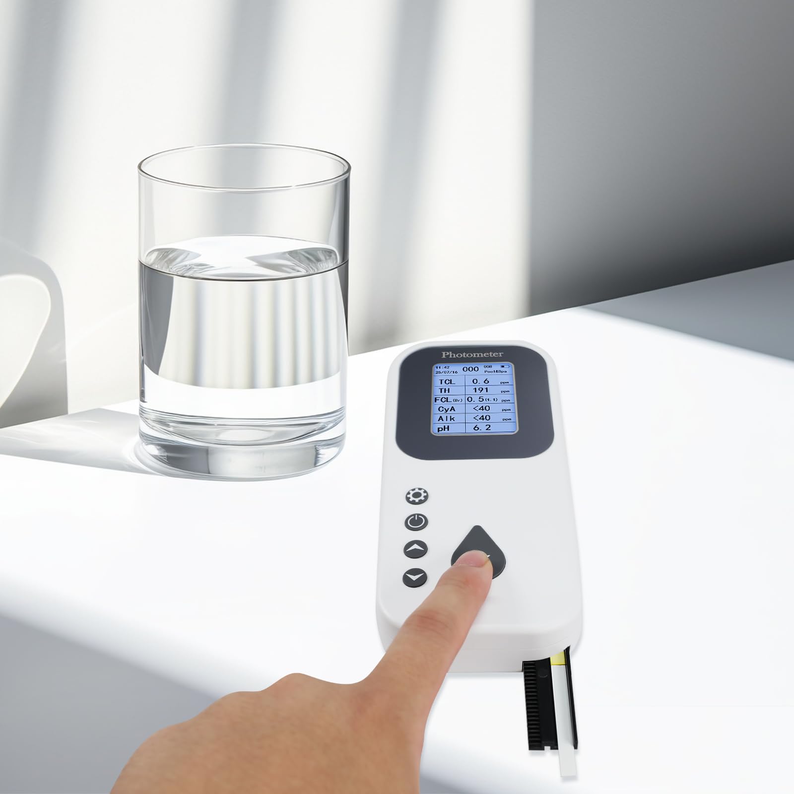 Kit di test digitale 7 in 1 per piscina: misura pH, cloro libero/totale, bromo, alcalinità, durezza, acido cianurico con display LCD e registratore per piscine, spa, idromassaggio