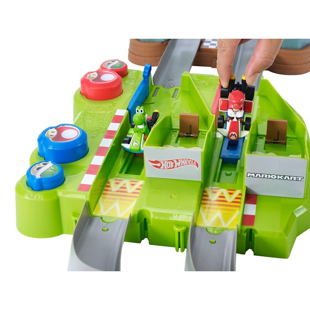 Hot Wheels HFY15 - Mario Kart Mario Circuit Trackset Deluxe zawierający 2 samochodziki, od 5 lat | Zestaw wyścigowy zawiera Booster, Plus Die-Cast Toy Mario i Yoshi Kart Pojazdy (tylko Amazon)