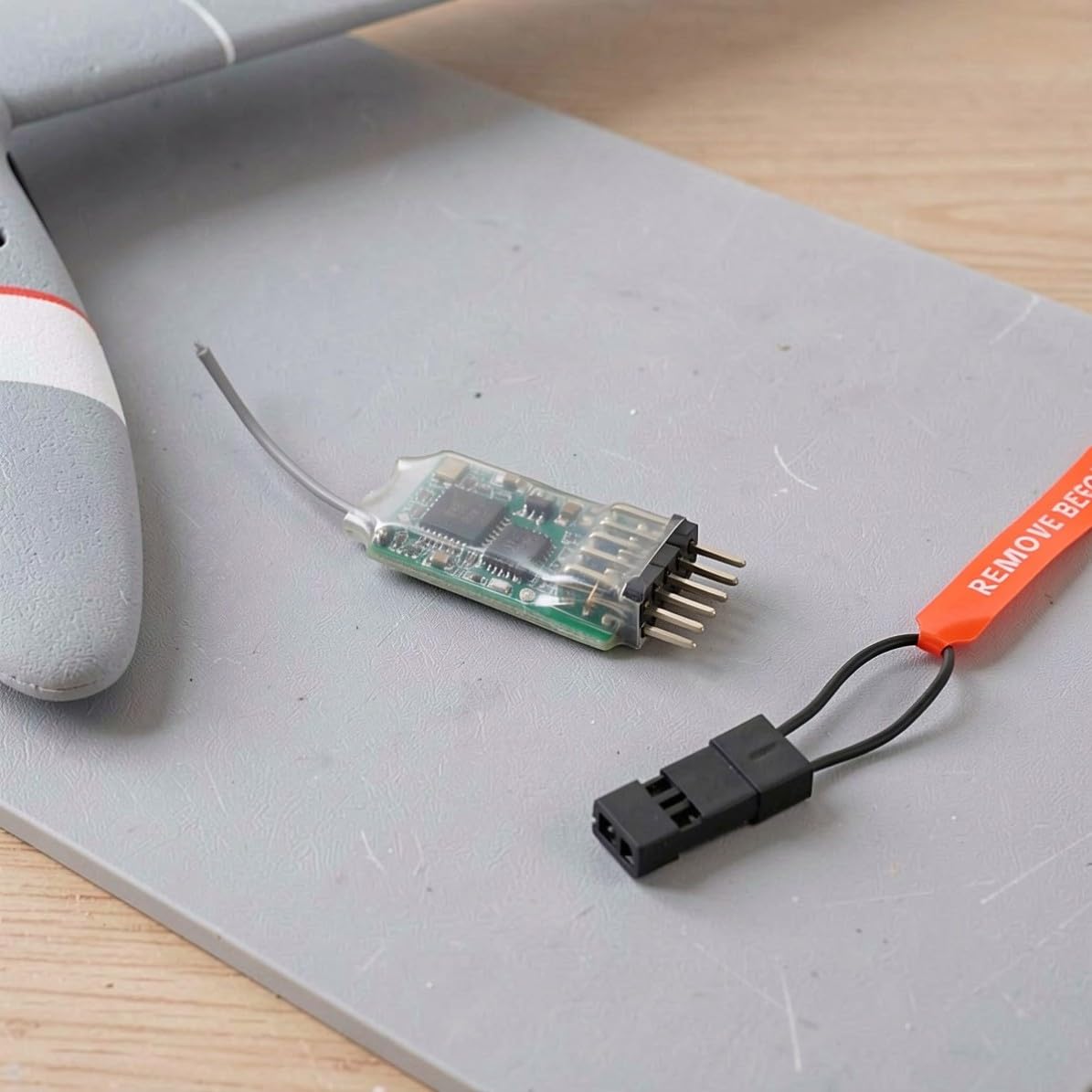Hemobllo Receptor Micro de 4 Canales para Avión RC | Pieza de Repuesto para Sistema de Vuelo, Diseño Compacto y Ligero, Construcción Resistente en Plástico y Metal