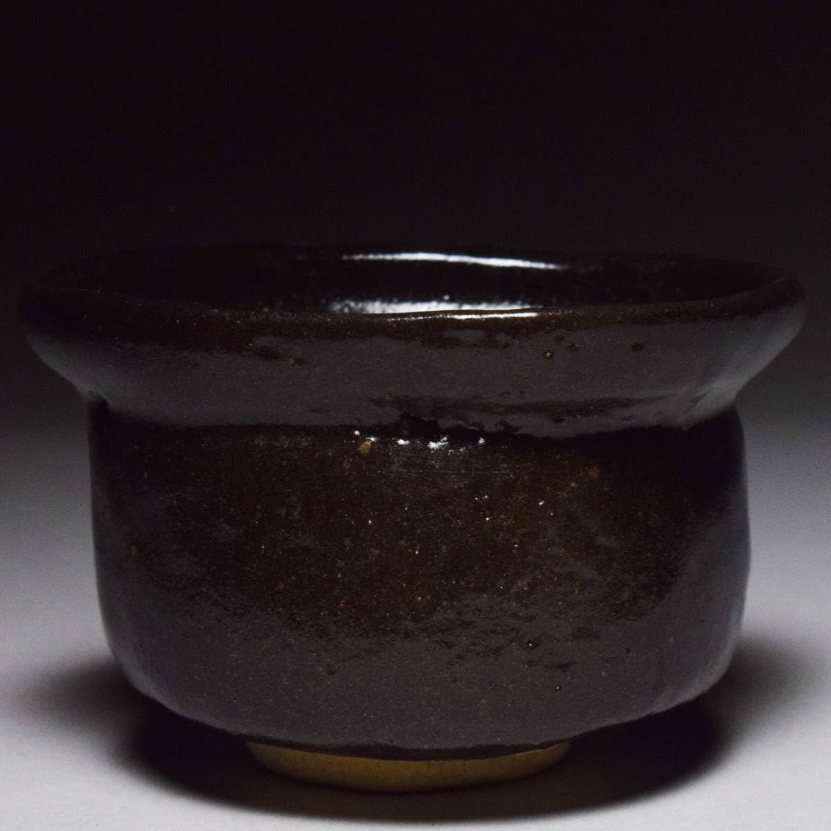 茶道具　黒織部茶碗　共箱付き Amazon.co.jp: 岡正一郎黒織部沓形茶碗共箱共布栞茶道具抹茶碗楽