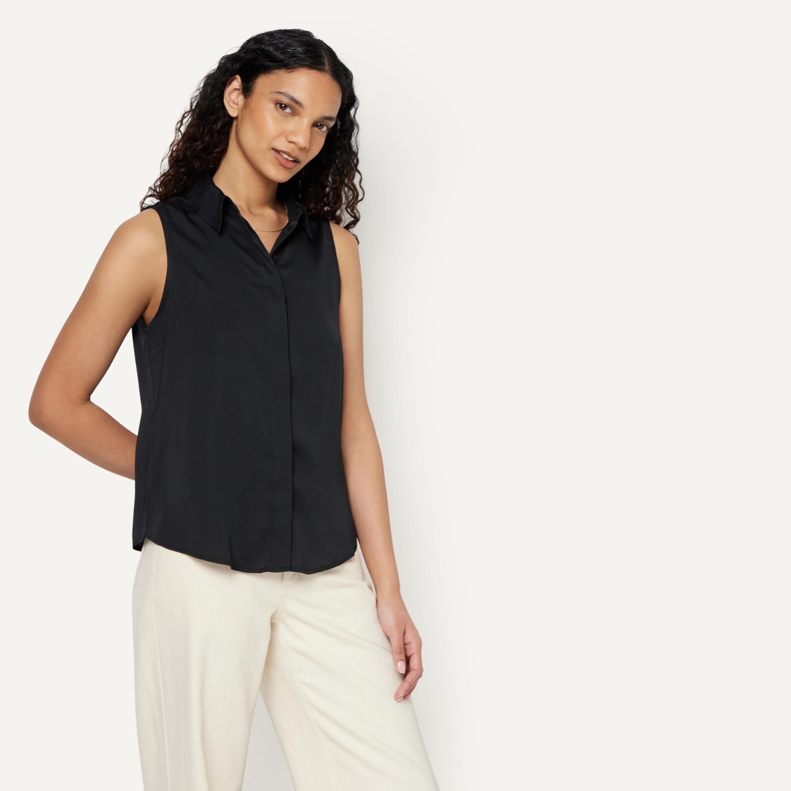 Amazon Essentials Damen Ärmellose Bluse mit Knopfleiste in normaler Passform