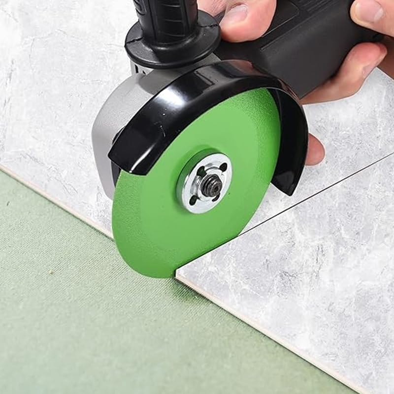 Imagem lateral com fundo claro, mostrando um material verde sob a peça a ser cortada.