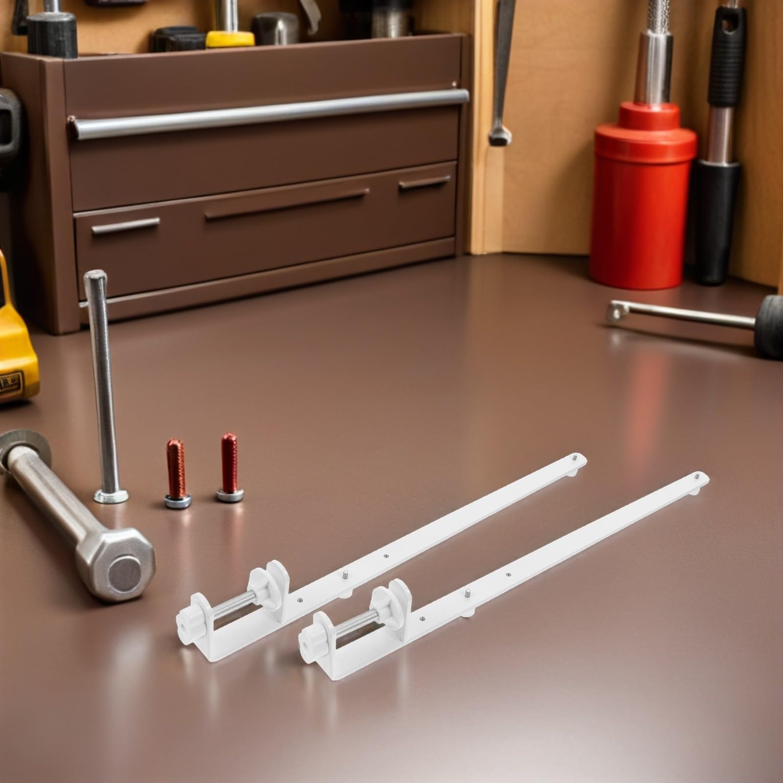 Morsetto da Scrivania in Ferro Regolabile per Pannello Forato, Supporto Bianco 4 Pezzi, Adatto per Spessori da 1 a 5,5cm, per Ufficio Domestico e Laboratorio