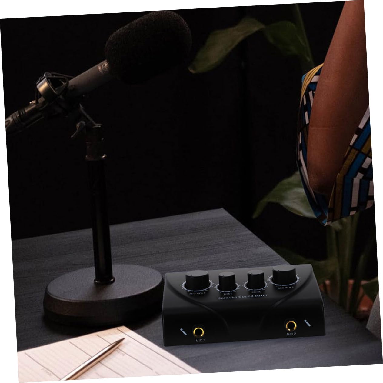 Mezclador de Audio Profesional y Cable Incluido para Karaoke Volumen Ajustable con Doble Entrada de Micrófono Negro para Uso en Escenarios y Salas Ktv