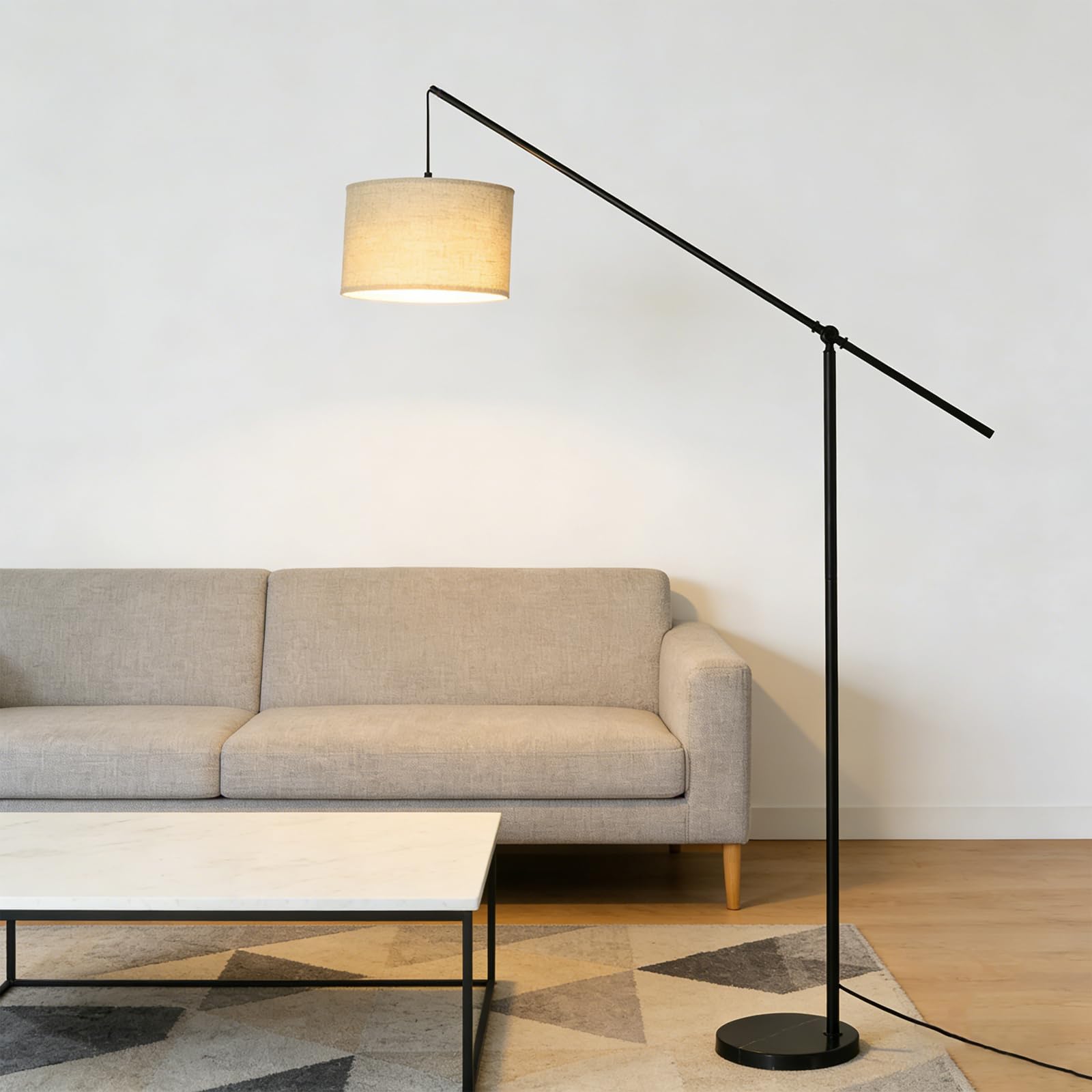 Regulowana lampa podłogowa z regulowanym kątem ramienia, podstawa z żelaza i marmuru, idealna do salonu, gabinetu lub sali fortepianowej