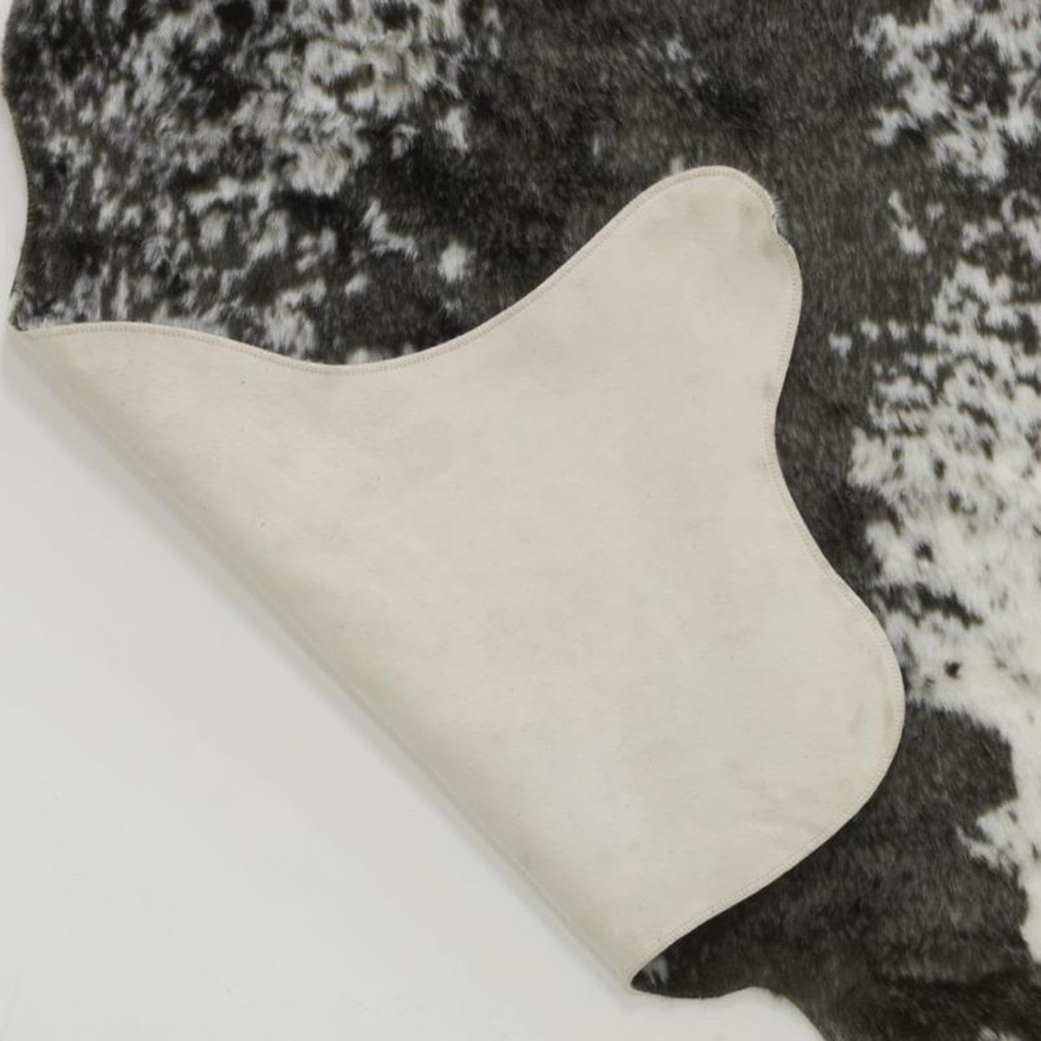 AUBRY GASPARD - Tapis Imitation Peau De Vache Noir et Blanc - 100% Polyester - Lavable À 30° - Dimensions 115X160 cm - Idéal pour Intérieur - Style Moderne et Chic - Noir et Blanc - 115X160 cm