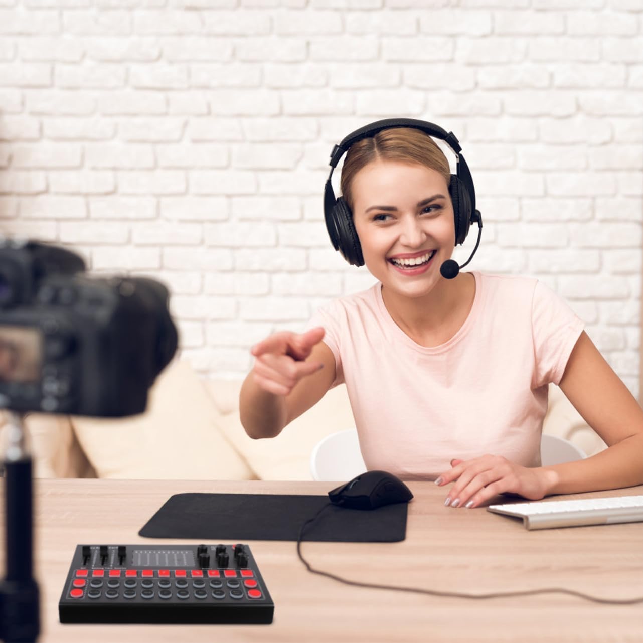 NUOBESTY Portable Voice Changer Sound Card with Built Dsp Noise Reduction Audio Mixer for Streaming Karaoke Podcast Compatible with Mobile and Computer Live Broadcasting