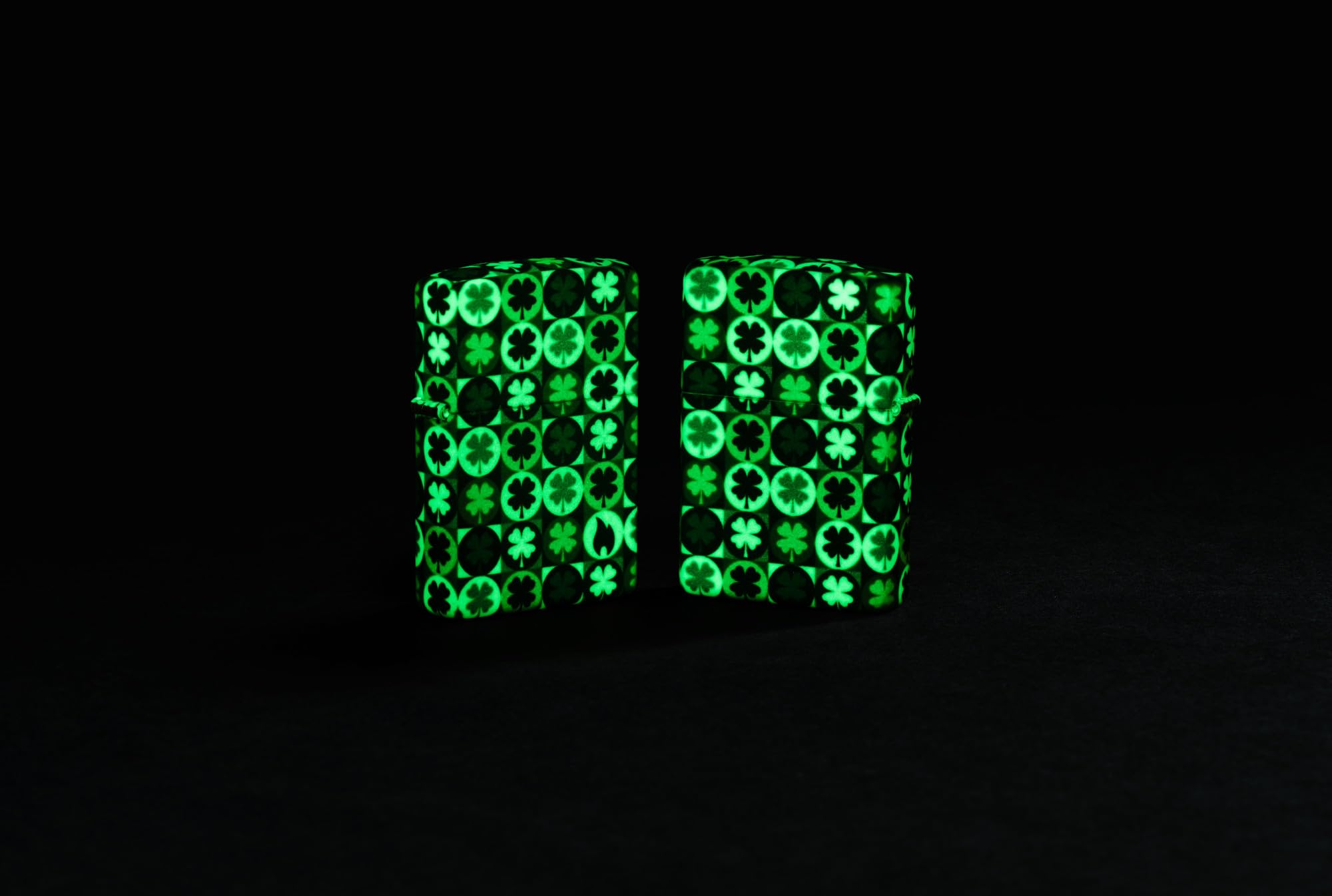 Zippo Briquet Tempête - Modèle Clover avec Trèfles - Vert 540 Color, Lueur dans Le Noir - Rechargeable - Réutilisable - Design Coupe-Vent - Coffret Cadeau - Fabriqué aux États-Unis