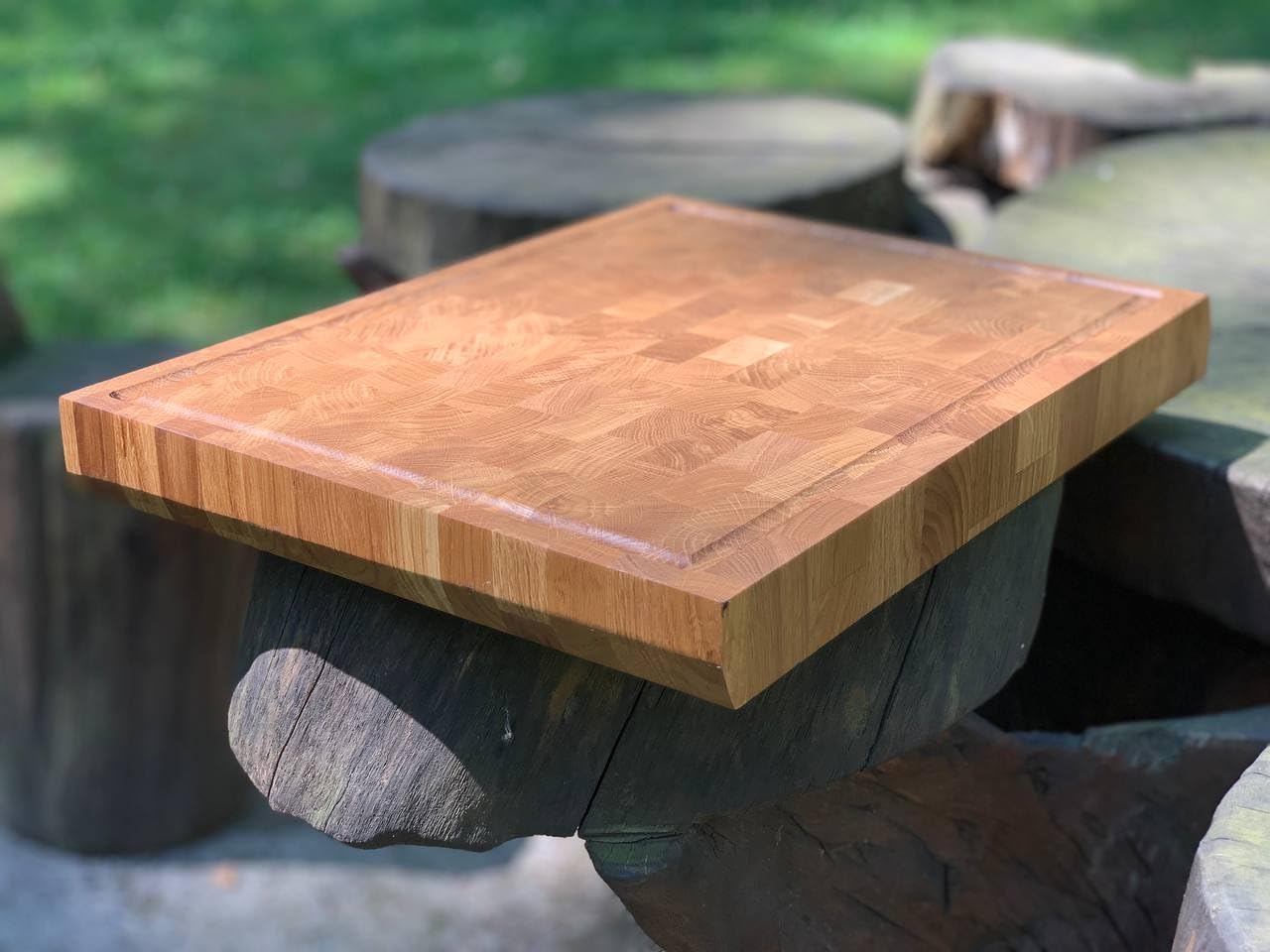 B4K® Hackblock mit Ständer aus Eiche 35x25x4 cm | Lichtenberg-Blitze Design | Premium Hirnholzbrett mit Griffen | Handgefertigtes Schneidebrett | Antibakteriell & Messerschonend