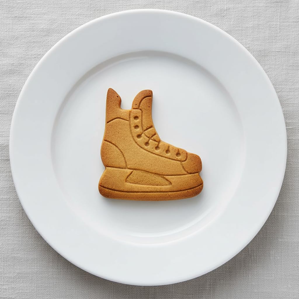 BAKERLOGY Sat von 2 Eishockey Ausstechformen (Formen: Schlittschuh, Helm) - Detailliertes Keksausstecher-Design zum Backen und Basteln, ideal für Fondant, Teig, Ton