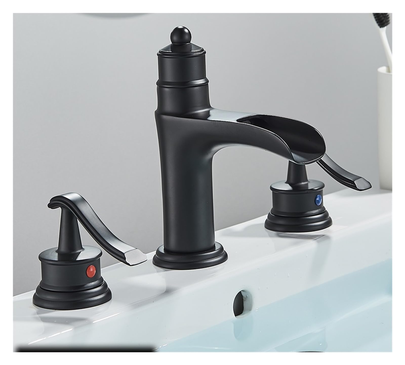 Évier d'eau chaude et froide avec vasque noire sur comptoir au design classique et ergonomique