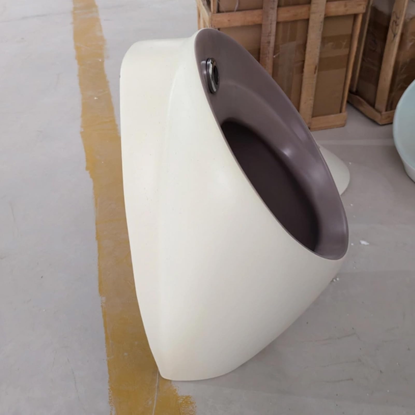 Naścienny ceramiczny pisuar z odpornym na zachlapanie rozdzielaczem dla wydajnego mycia w łazienkach komercyjnych i mieszkalnych