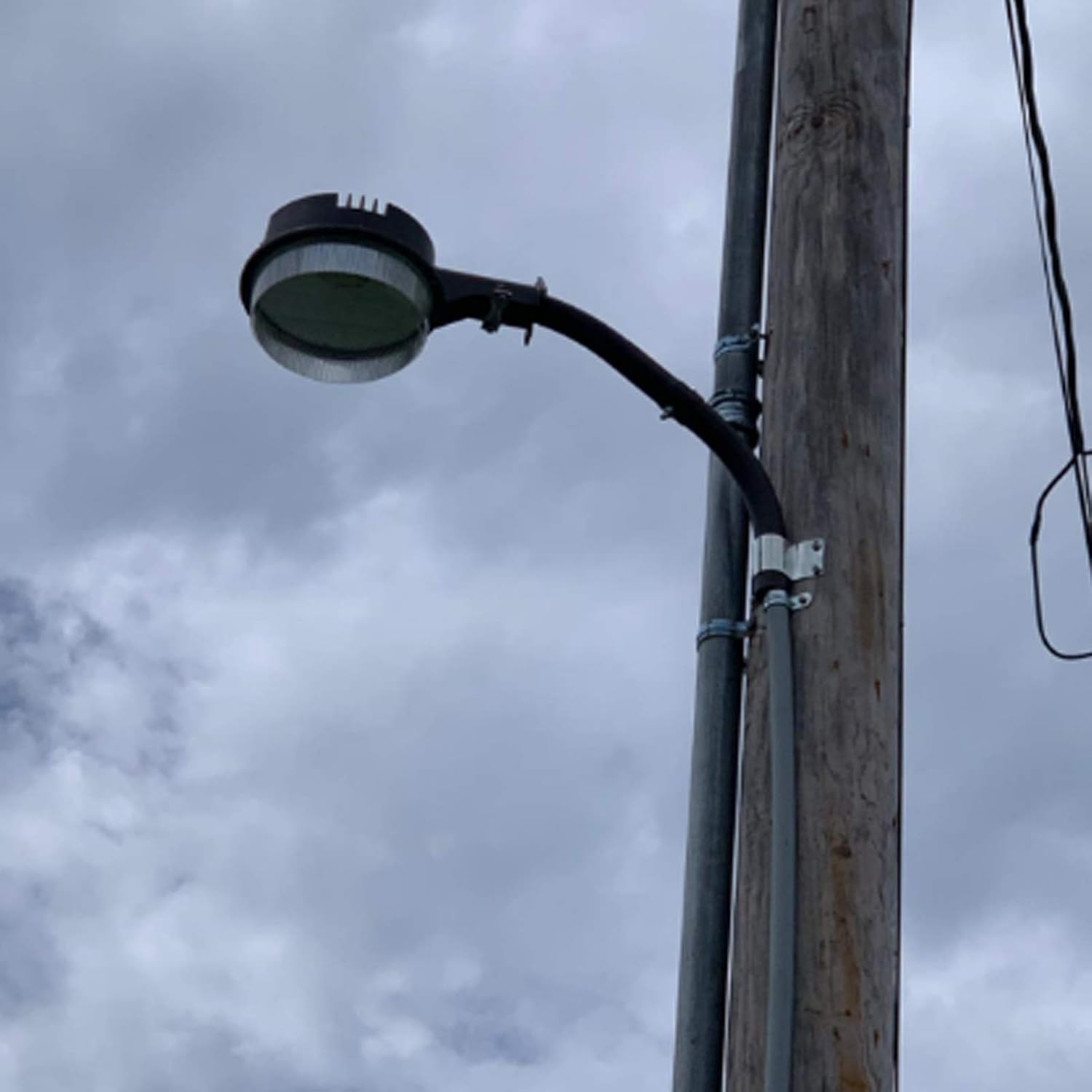 Mounting Arm for Outdoor barn Light，Sturdy Mounting Arm Suitable Use for 40W/50W/70W/80W/100W/120W Dusk to Dawn Led Barn Light Area Light Outdoor Yard Light