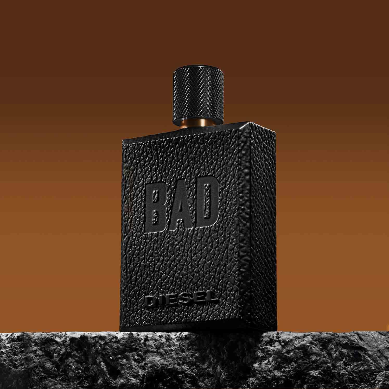 Diesel BAD Eau de Toilette Uomo, Profumo Uomo Fresco e Seducente, Fragranza Legnosa Aromatica, Note di Bergamotto, Caviale e Tabacco, A Lunga Durata, Profumo di Lusso per Uomo