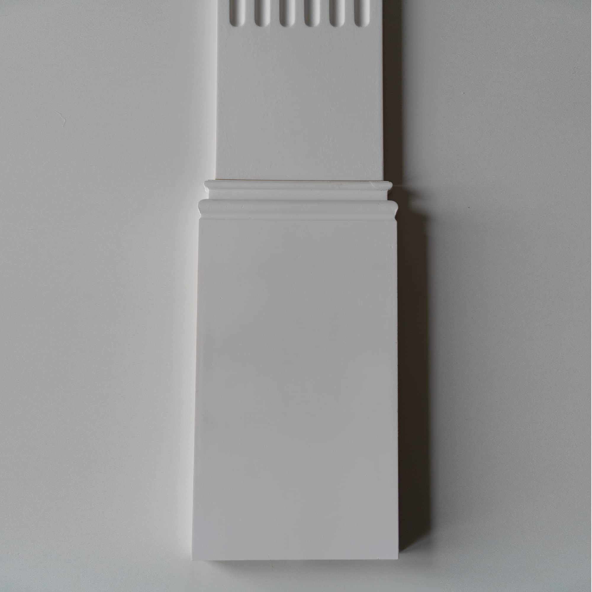 Lesena decorativa in stile corinzio a parete, pilastro colonna romana, greca, in poliuretano rigido (meglio del polistirolo). Base, Fusto scanalato e Capitello corinzio. Altezza totale 254cm