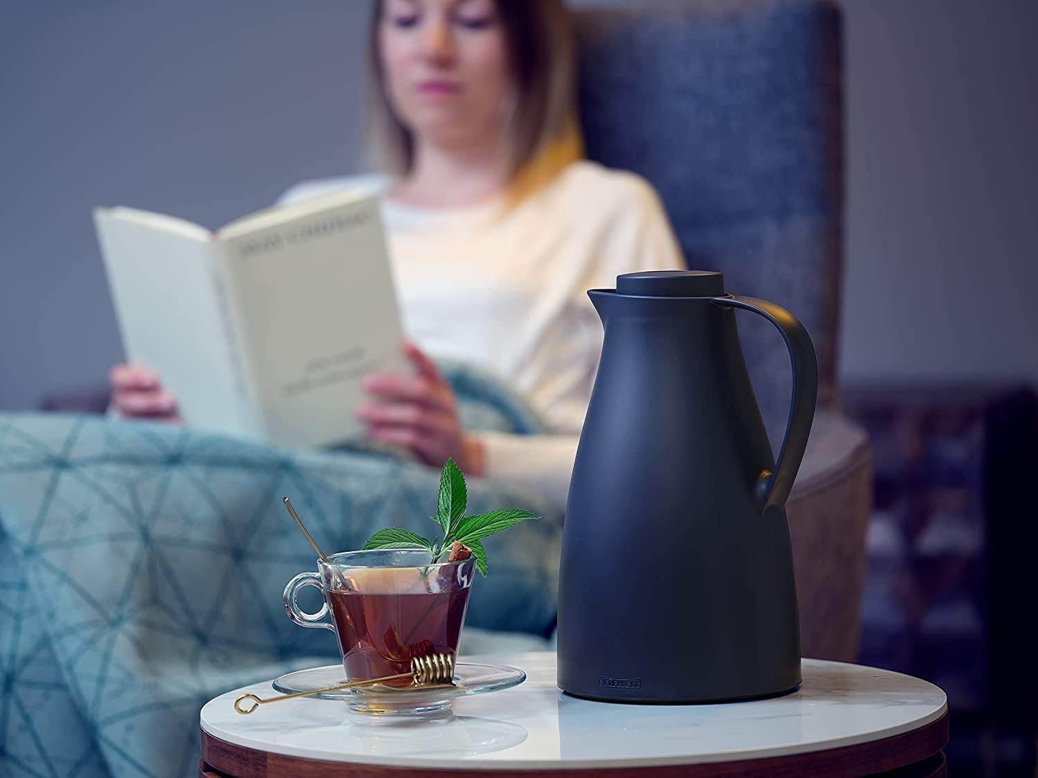 Caraffa thermos Leifheit Harmonic 1L, 100% a prova di perdite, borraccia termica caffè caldo fino a 24 ore, aprire, chiudere, servire con una mano, brocca per caffè senza BPA, teiera moderna, blu