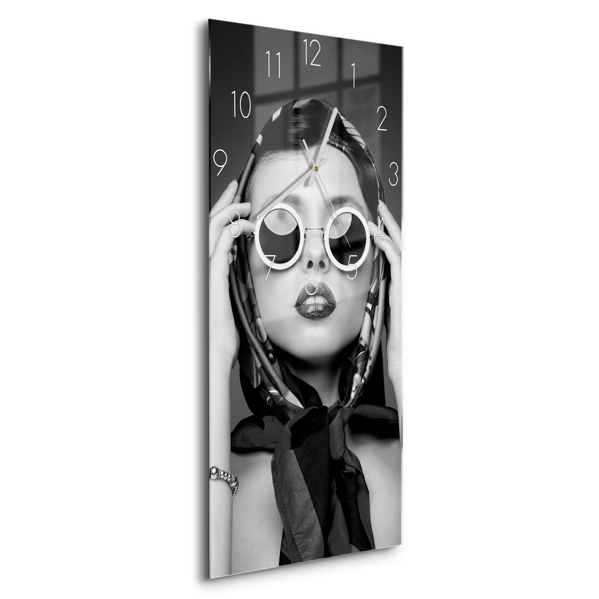 DEQORI Szklany zegar | poziomy 30 x 60 cm | motyw młodych kobiet w stylu retro | duży zegar ze szkła | cichy zegar ścienny do salonu i kuchni | nowoczesny zegar przyciągający wzrok na ścianę