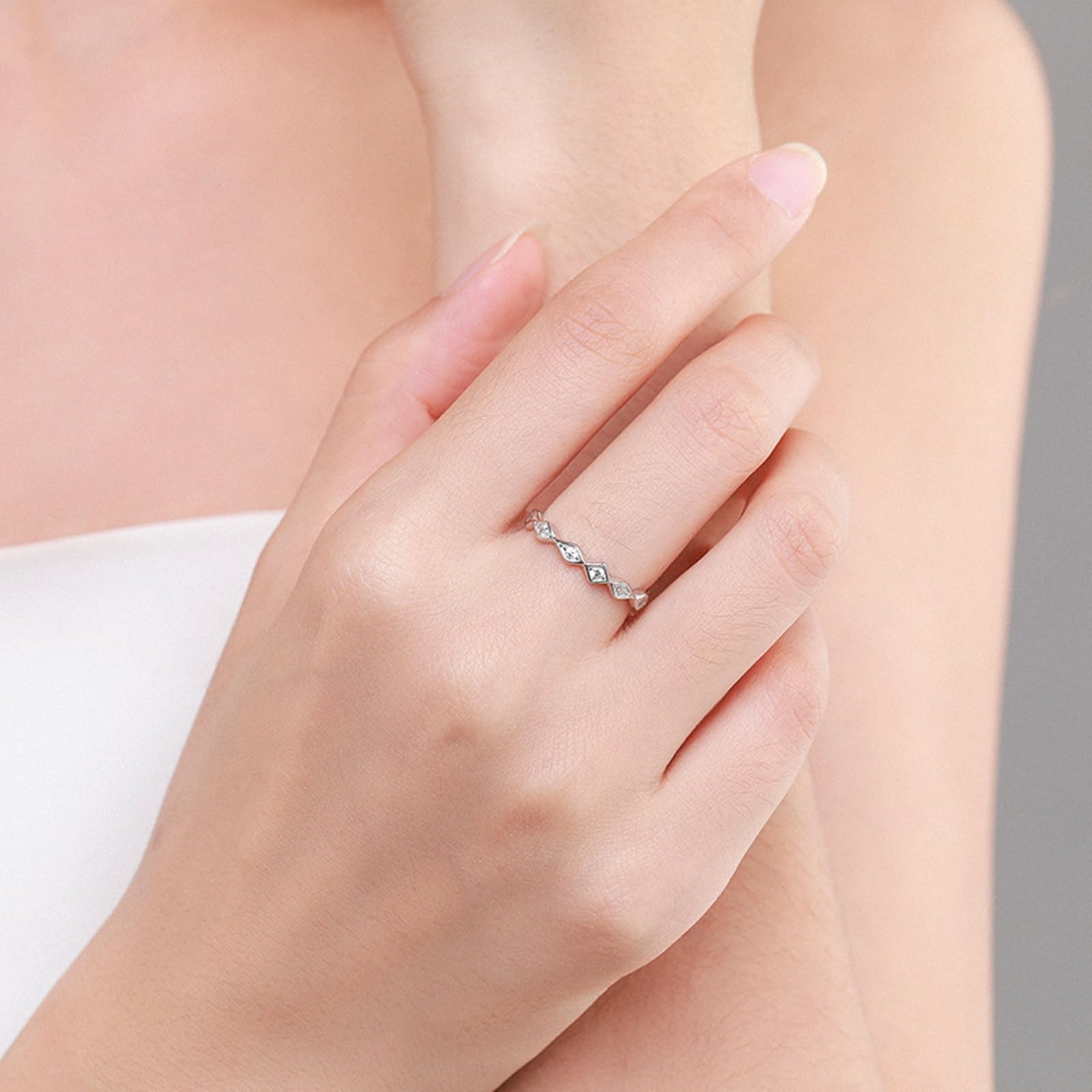 Bague Or Blanc Femme 9K/14K/18K, Anneau Empilable Motif Losange Orné de Lab Diamant, Bague Fine en Or Véritable