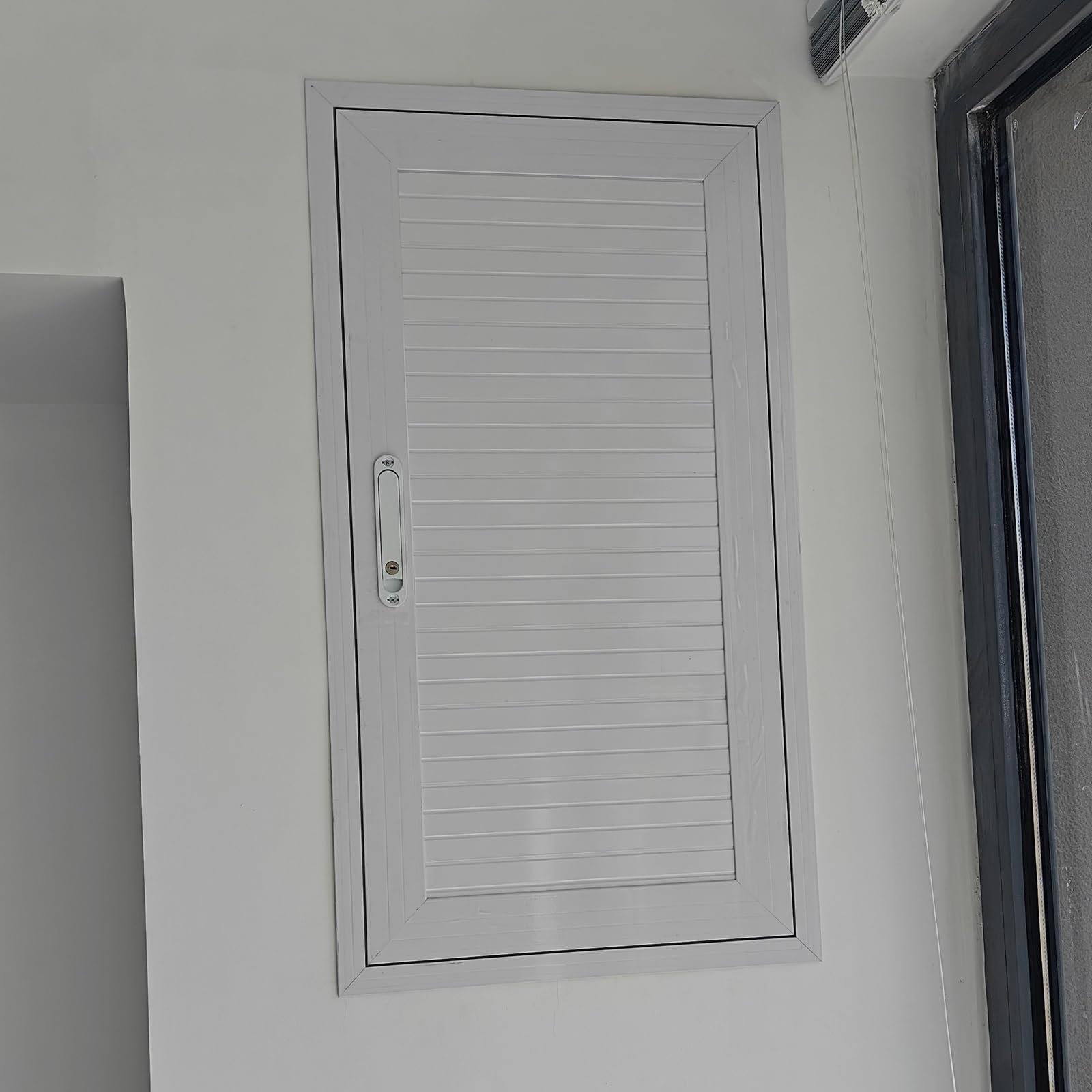 Pannello di accesso resistente per impianti idraulici a parete con chiavistello, porta di accesso in metallo con telaio in alluminio per manutenzione tubi